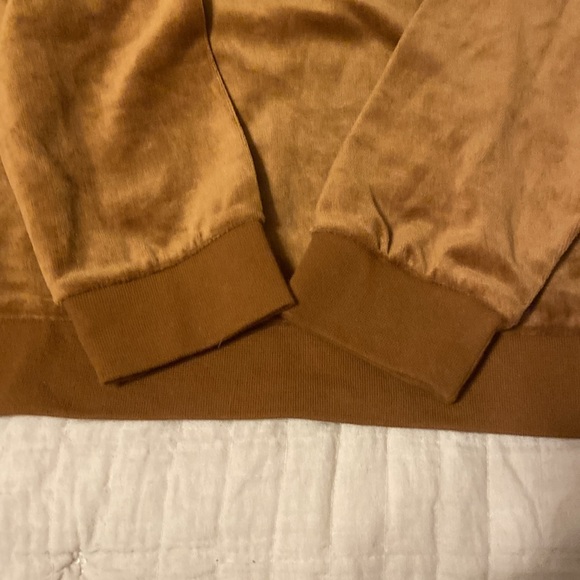 Womens velour sweatshirt. - Picture 4 of 7